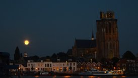 volle maan met stadhuistoren